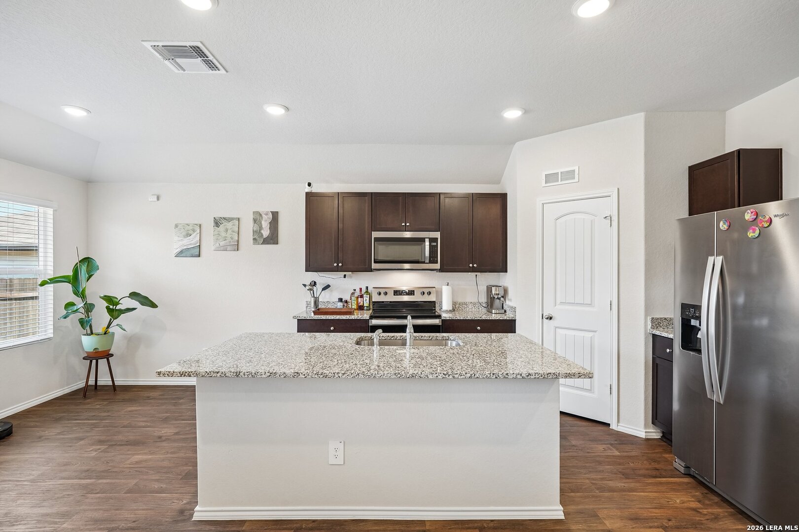 841 BAHIA PL