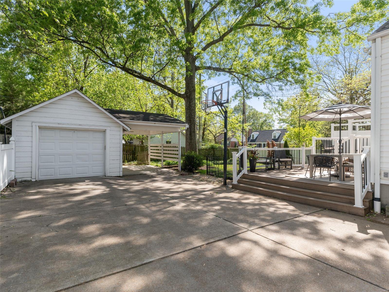 438 Central Place