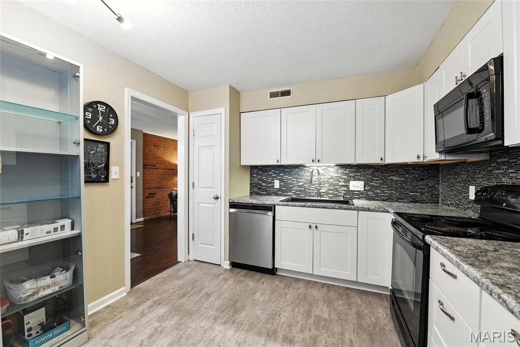 1968 Greenglen Drive Unit: 102