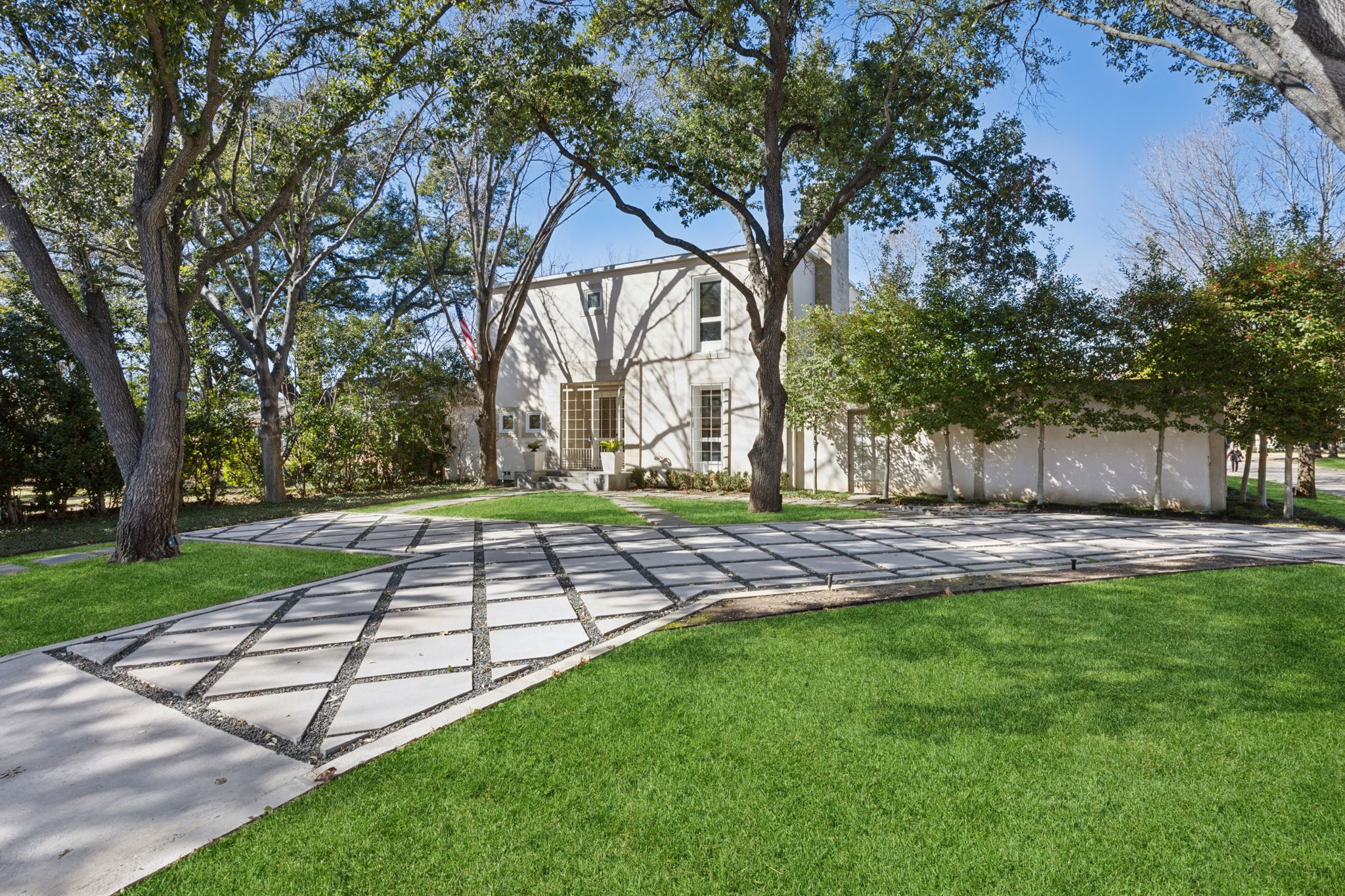 3739 N Versailles Avenue