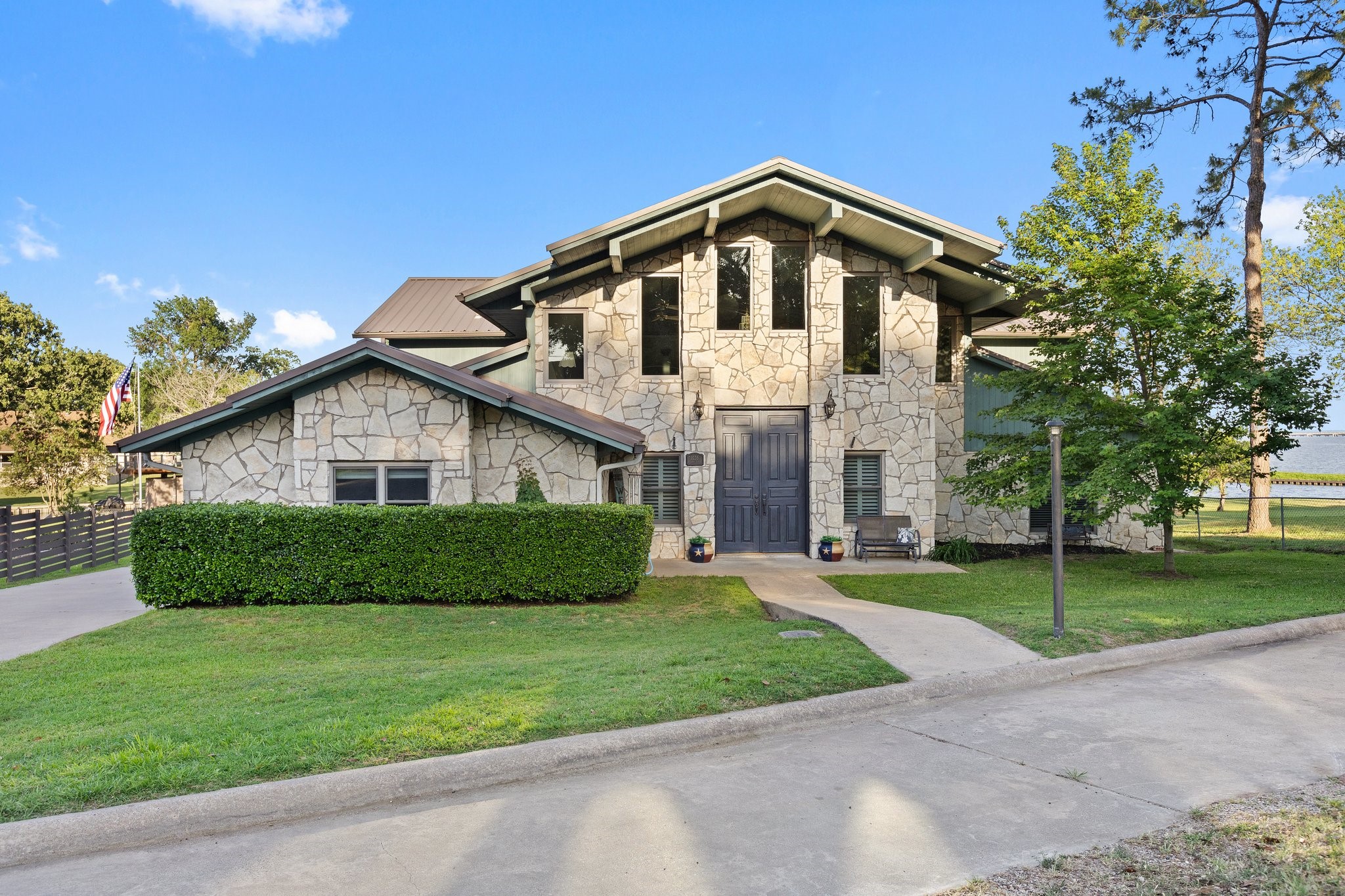 1035 Holiday Circle