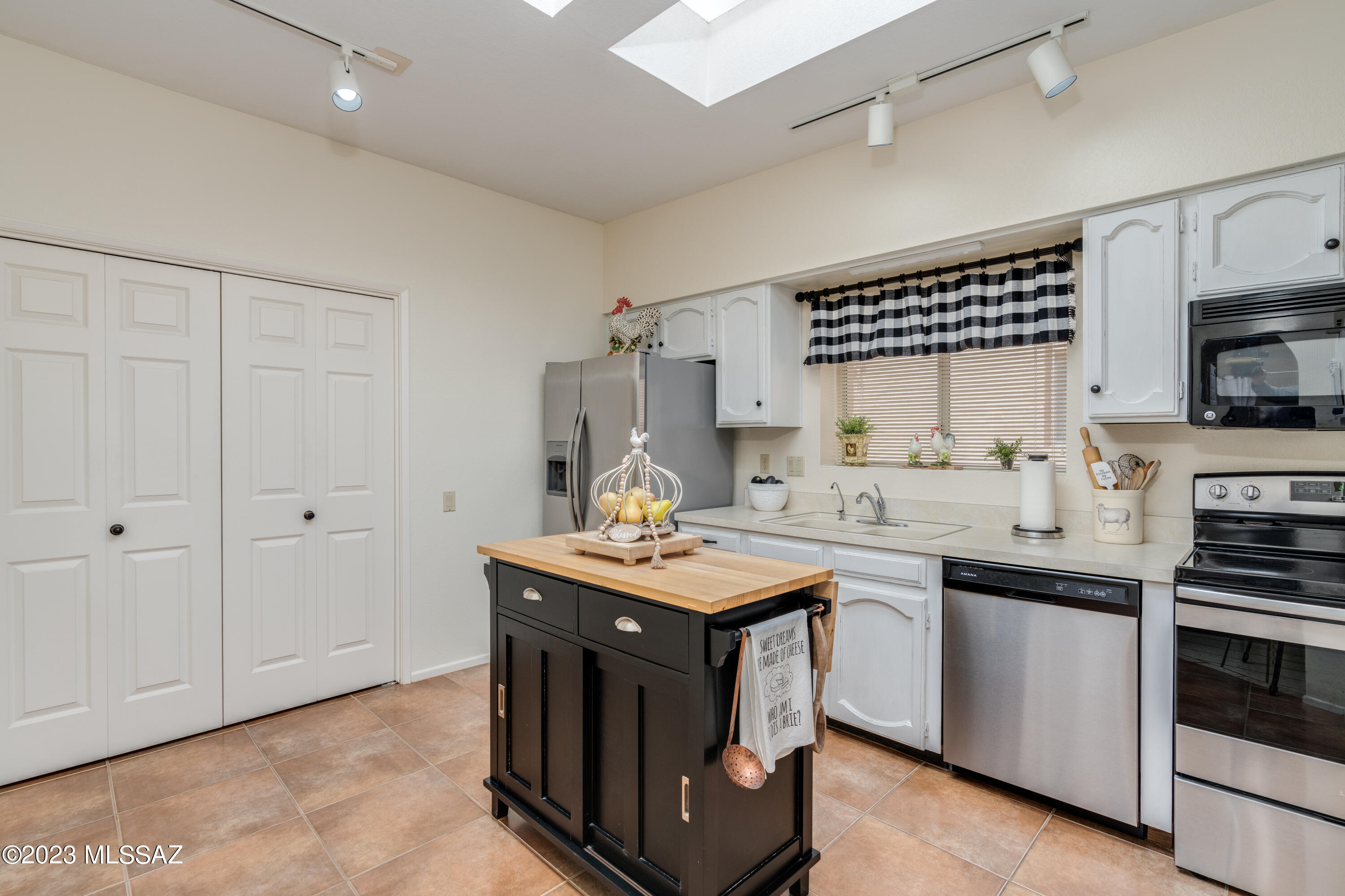 1589 W Placita Travis
