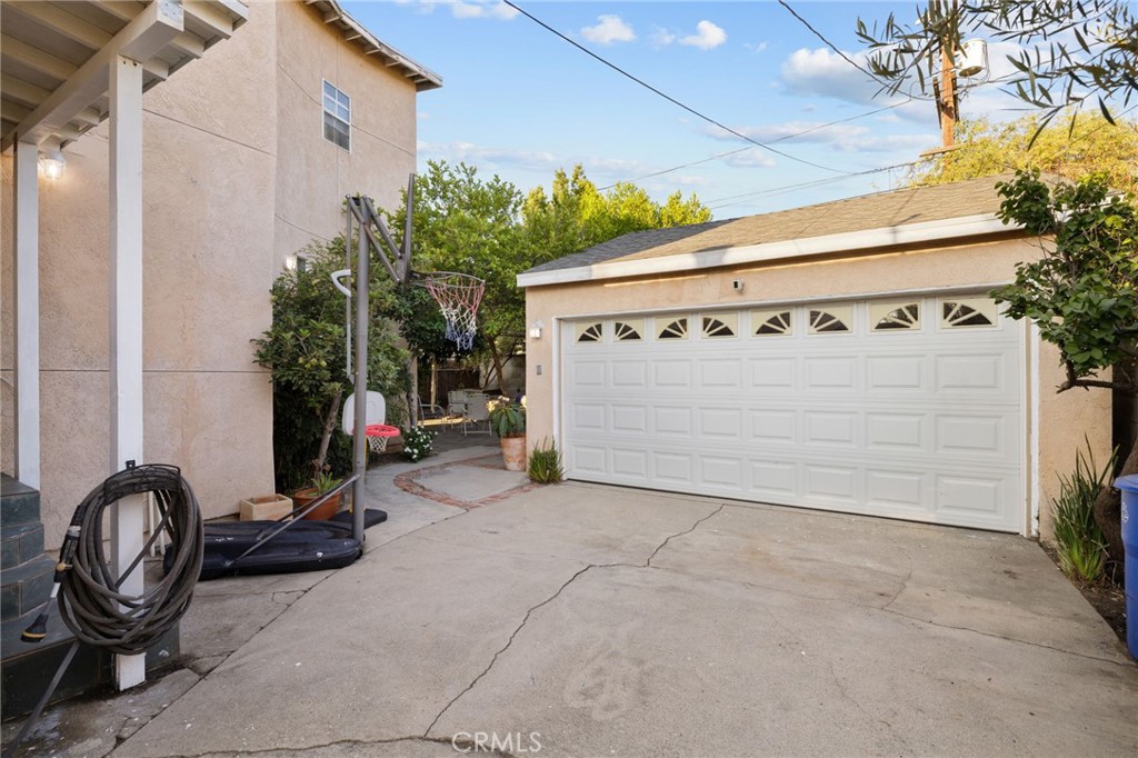 6542 Babcock Avenue