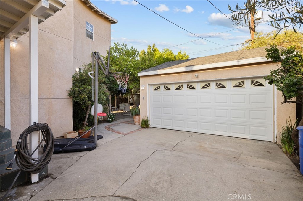 6542 Babcock Avenue