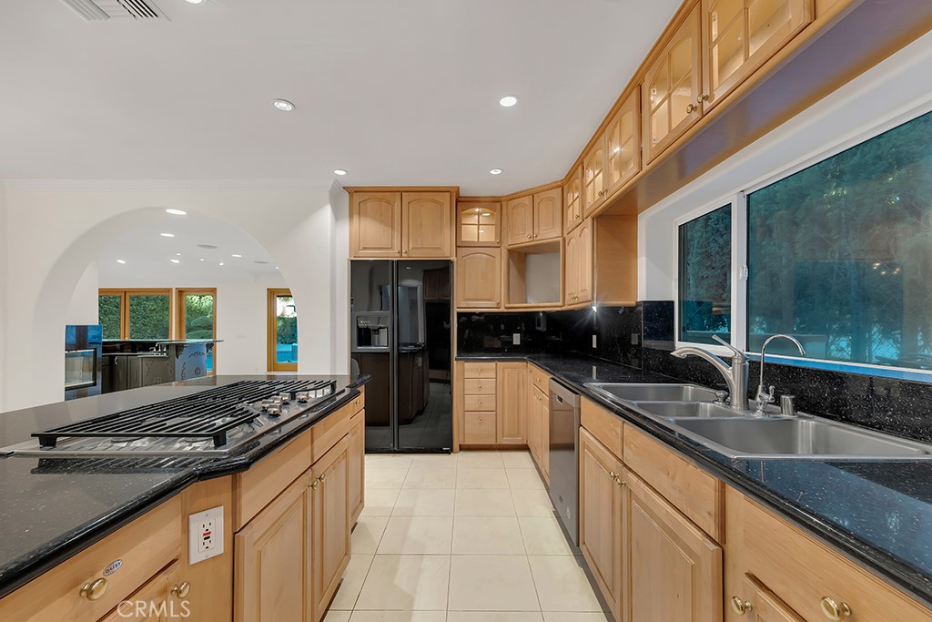 4446 Hayvenhurst Avenue