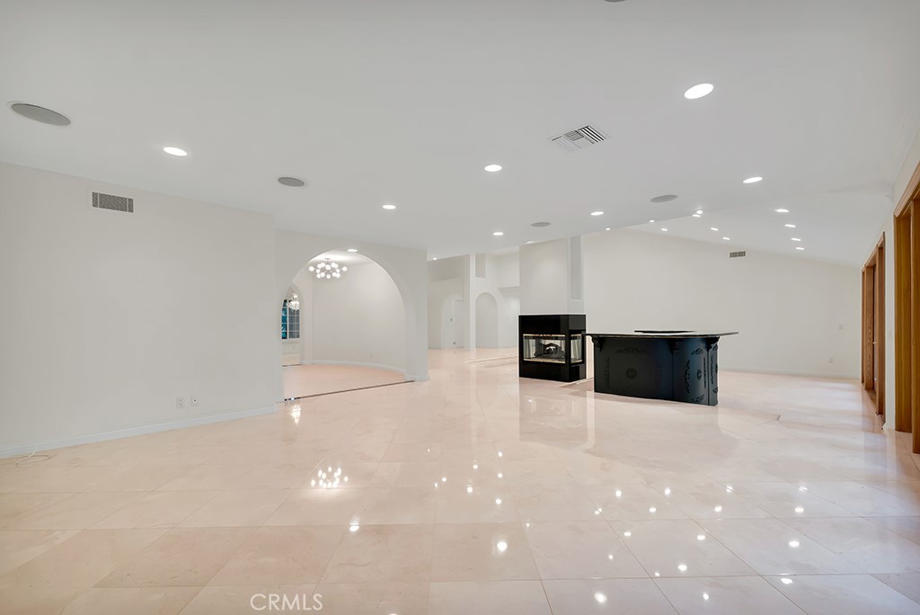 4446 Hayvenhurst Avenue