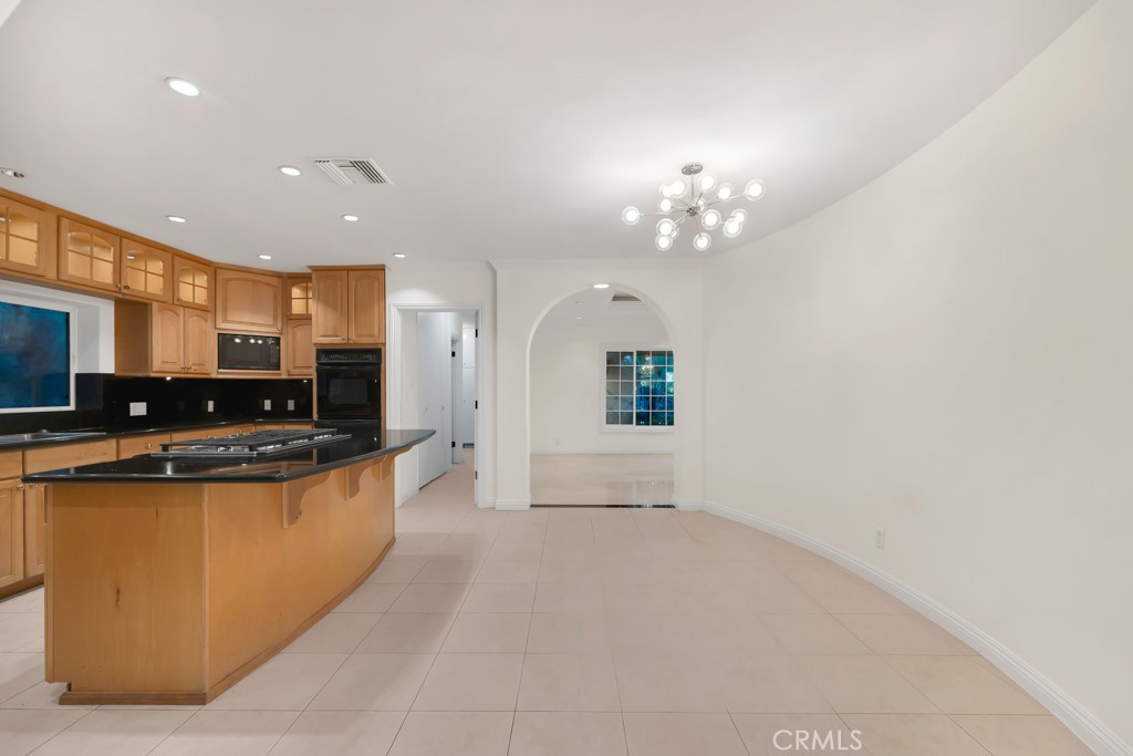 4446 Hayvenhurst Avenue