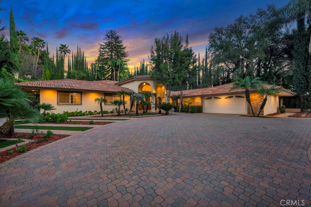 4446 Hayvenhurst Avenue