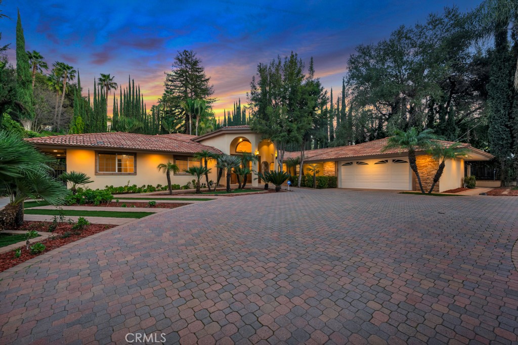 4446 Hayvenhurst Avenue