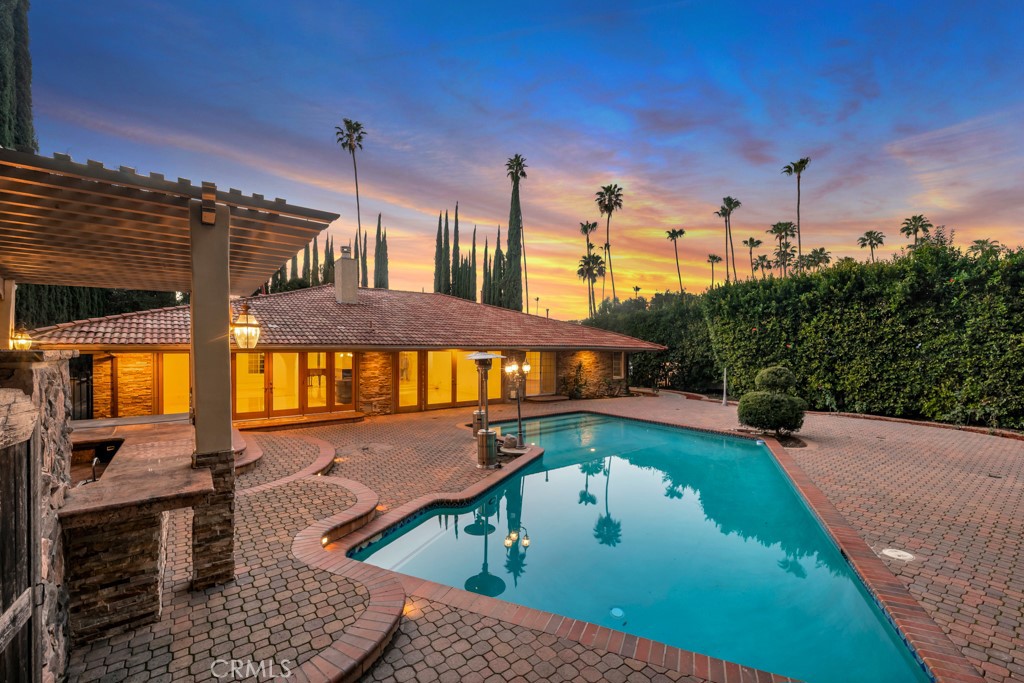 4446 Hayvenhurst Avenue