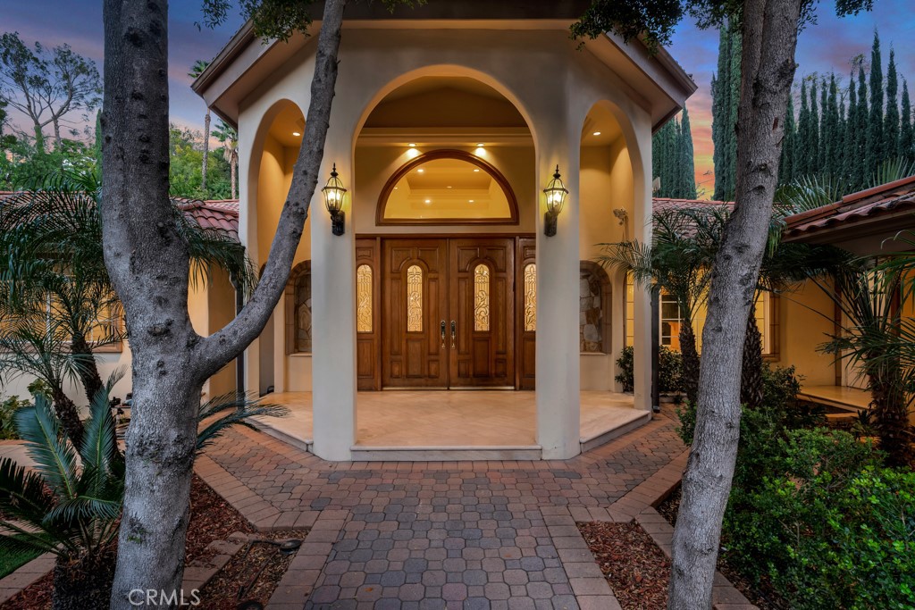 4446 Hayvenhurst Avenue