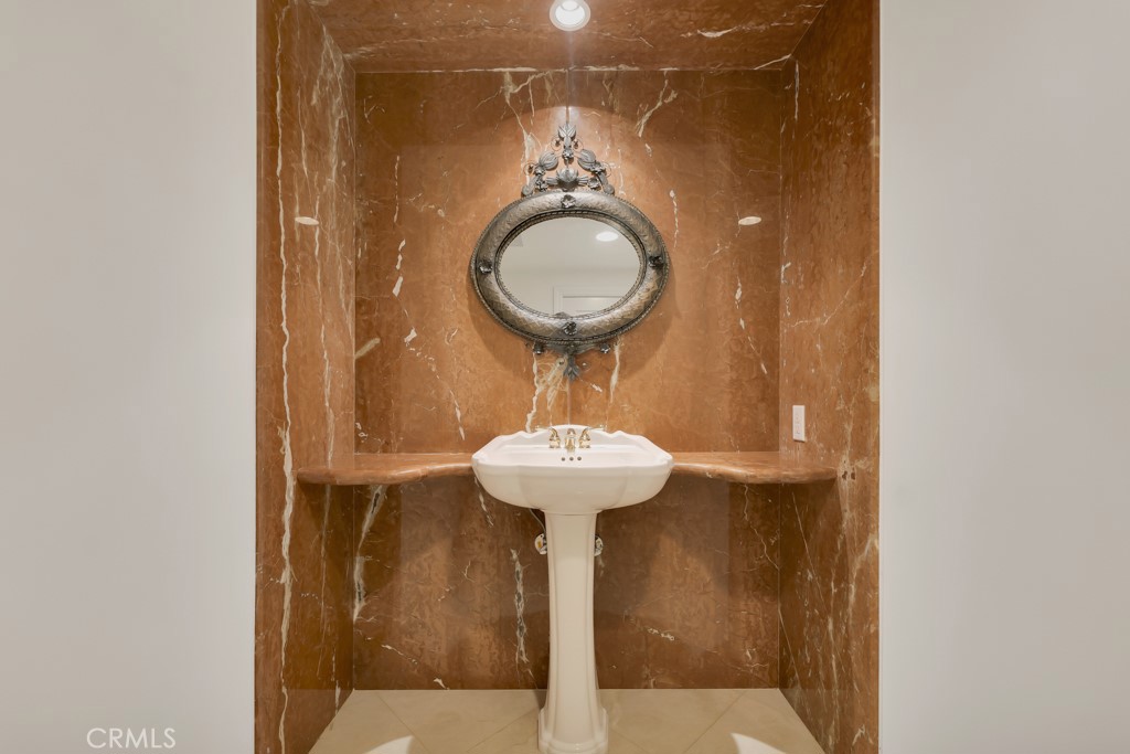 4446 Hayvenhurst Avenue