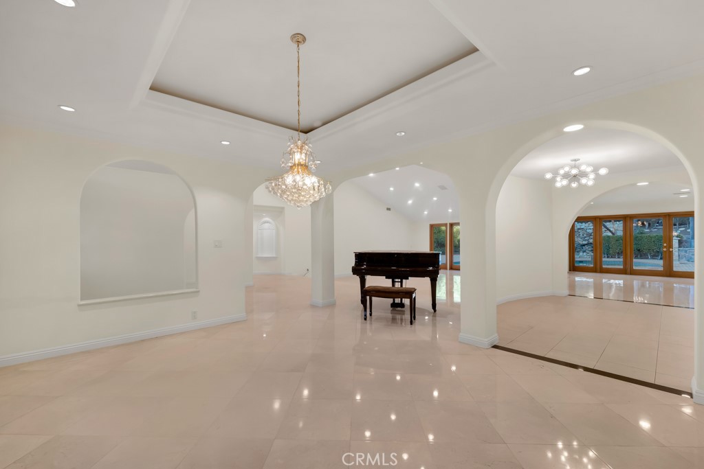 4446 Hayvenhurst Avenue