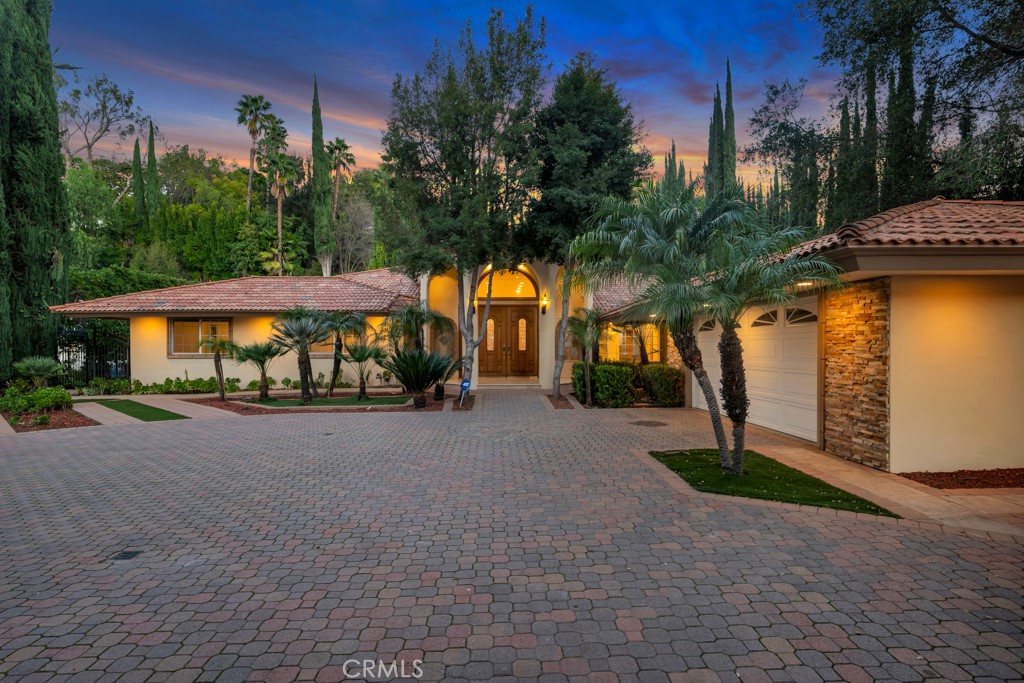 4446 Hayvenhurst Avenue