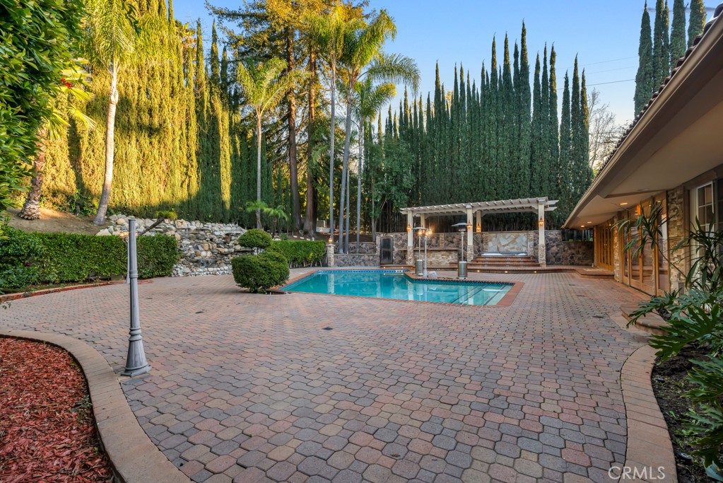 4446 Hayvenhurst Avenue