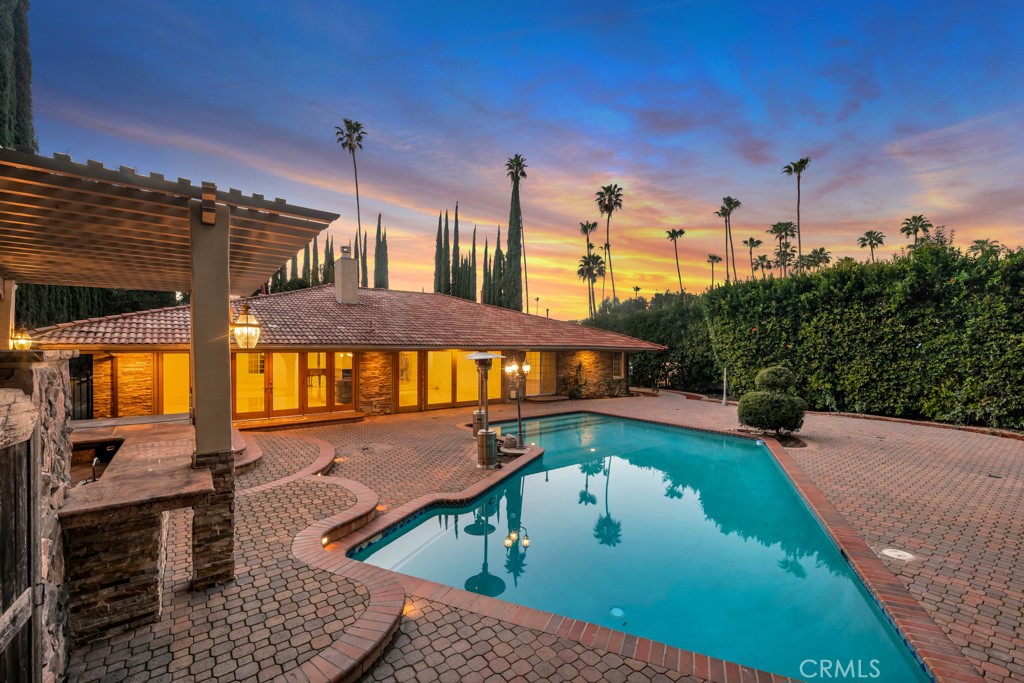 4446 Hayvenhurst Avenue