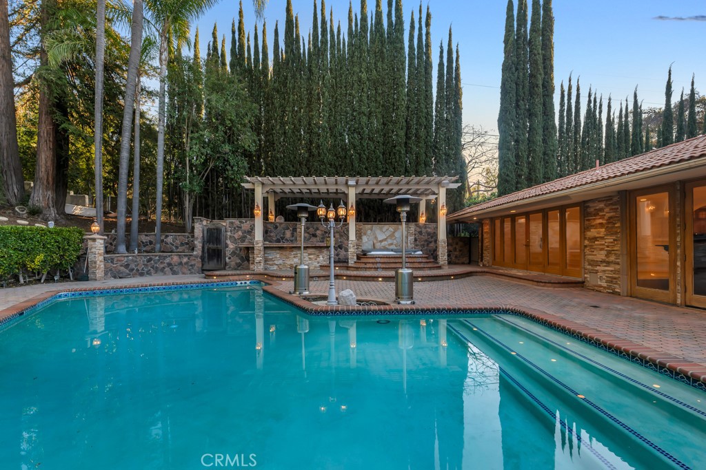 4446 Hayvenhurst Avenue