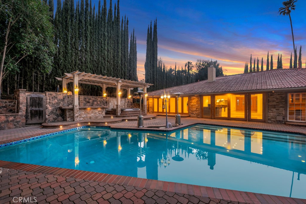 4446 Hayvenhurst Avenue