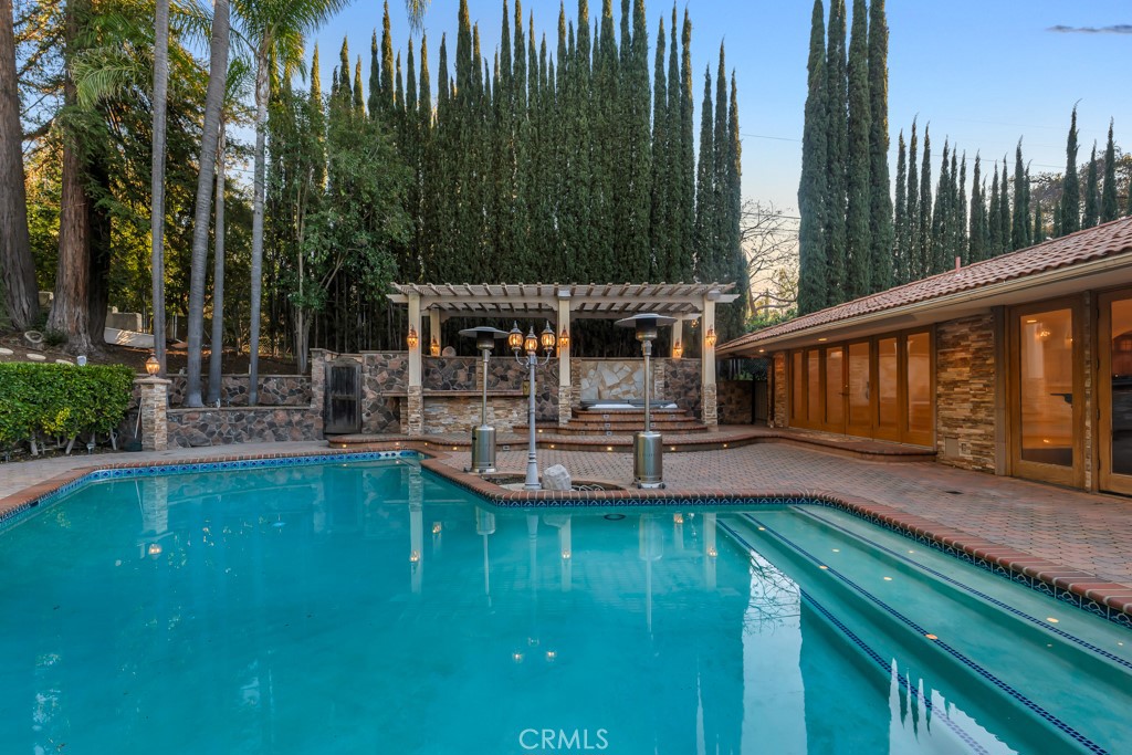 4446 Hayvenhurst Avenue