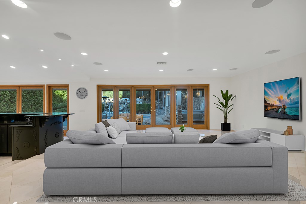 4446 Hayvenhurst Avenue