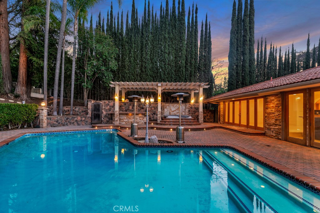 4446 Hayvenhurst Avenue