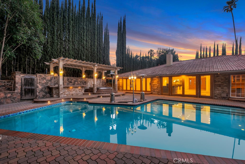 4446 Hayvenhurst Avenue