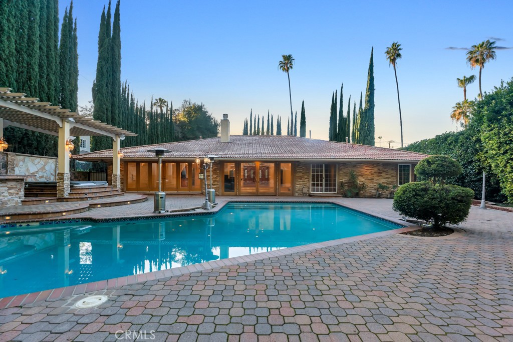 4446 Hayvenhurst Avenue