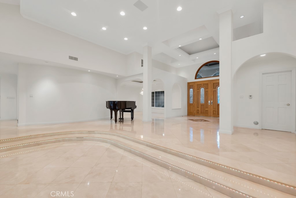 4446 Hayvenhurst Avenue