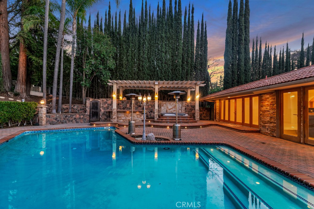 4446 Hayvenhurst Avenue