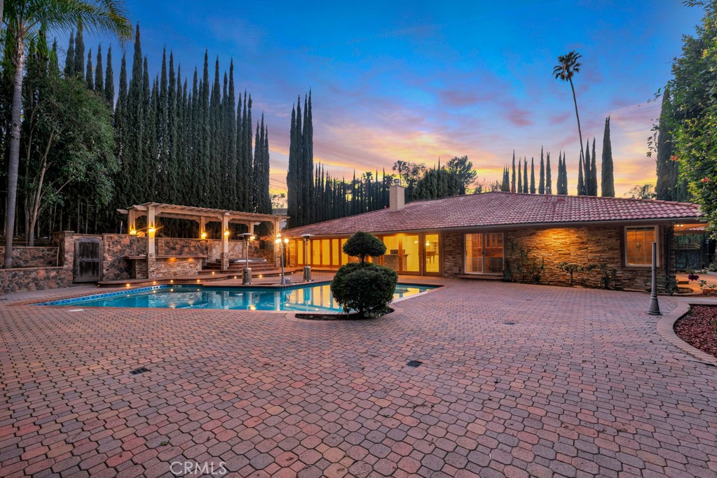 4446 Hayvenhurst Avenue