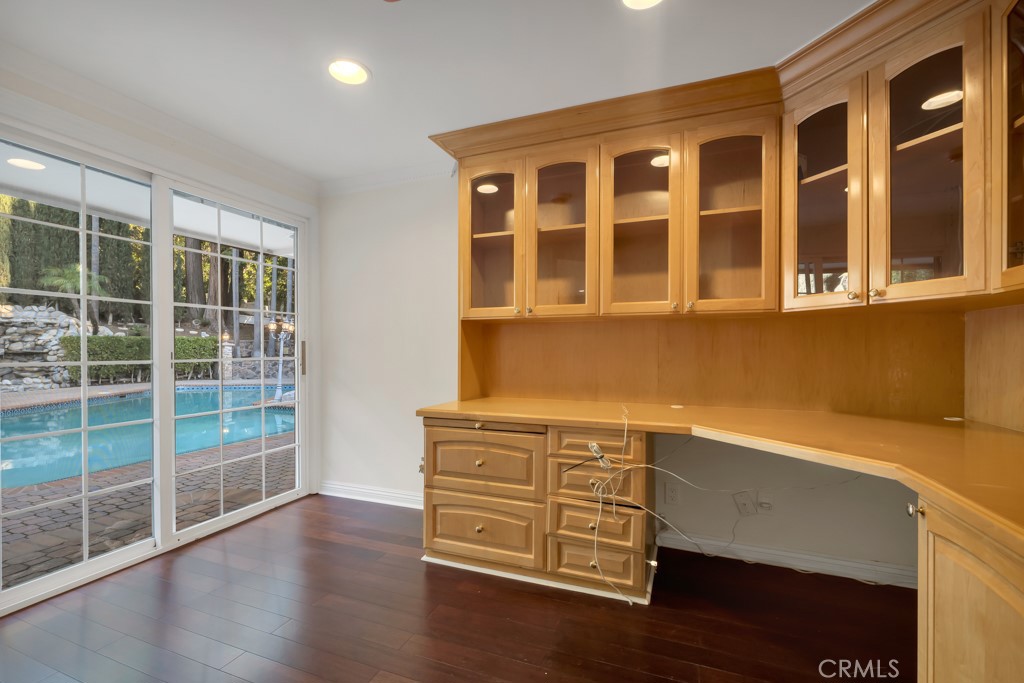 4446 Hayvenhurst Avenue