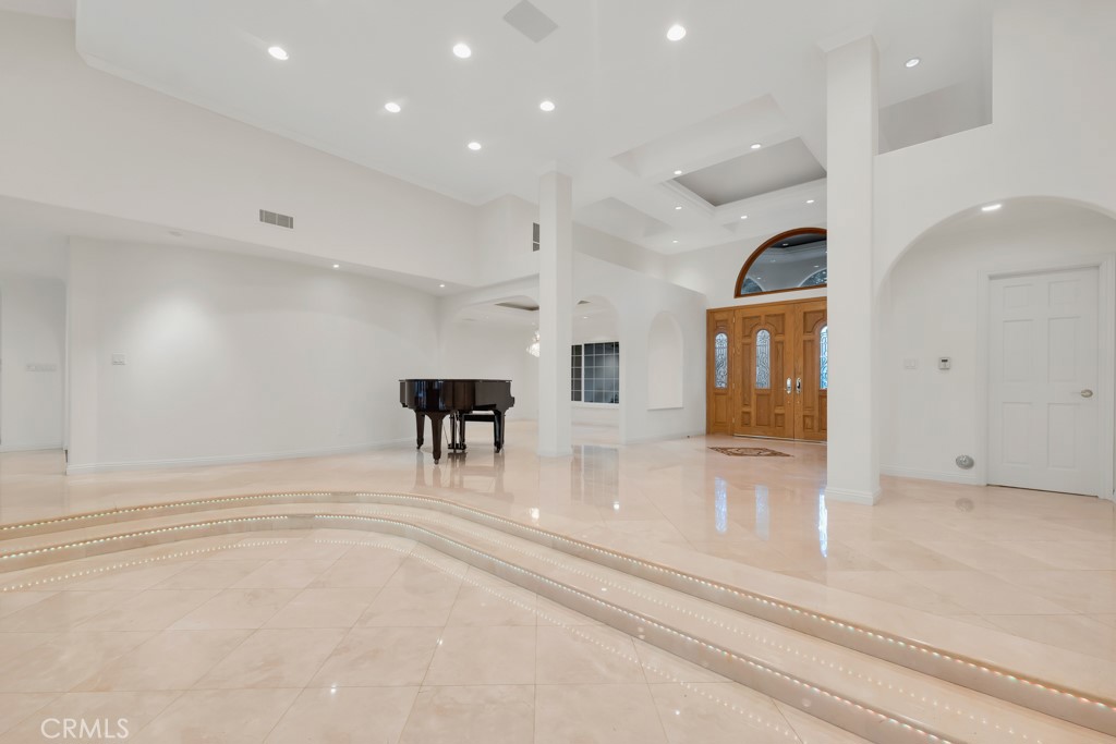 4446 Hayvenhurst Avenue