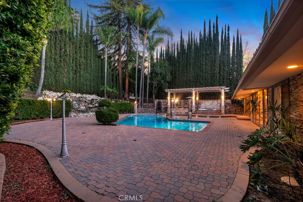 4446 Hayvenhurst Avenue