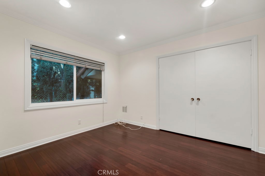 4446 Hayvenhurst Avenue