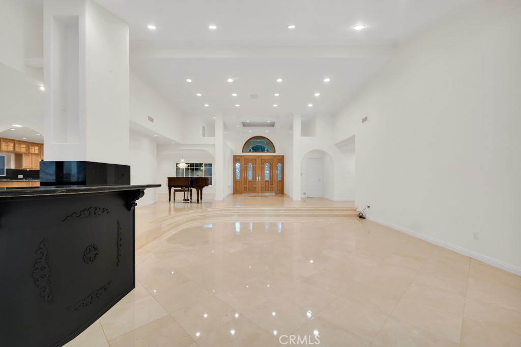 4446 Hayvenhurst Avenue