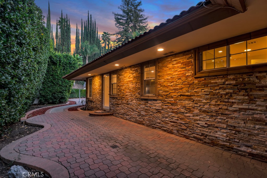 4446 Hayvenhurst Avenue