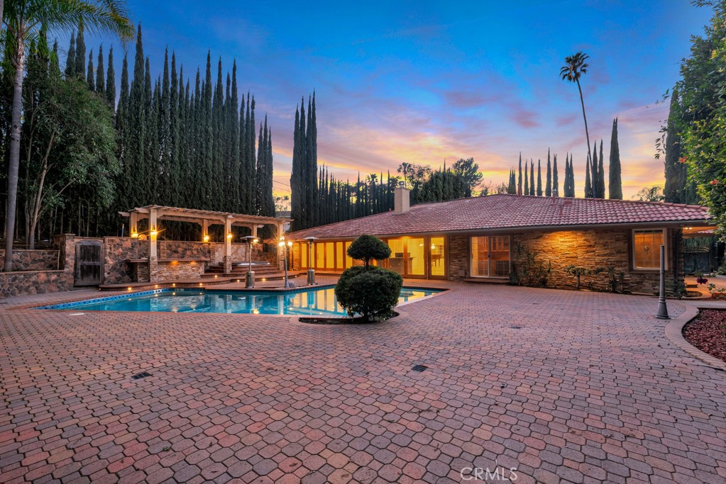 4446 Hayvenhurst Avenue