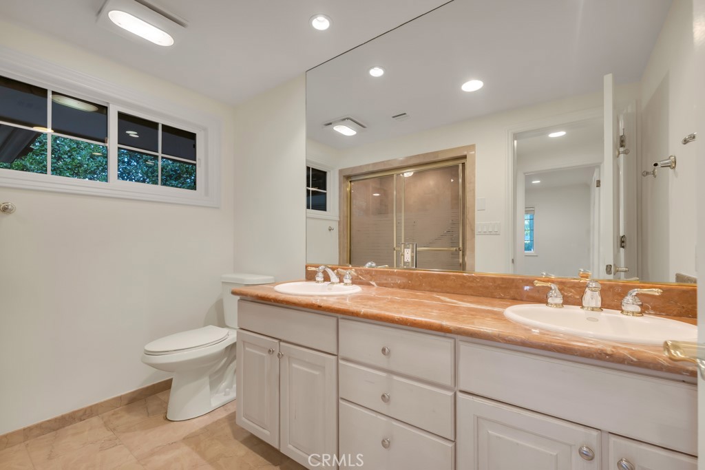 4446 Hayvenhurst Avenue