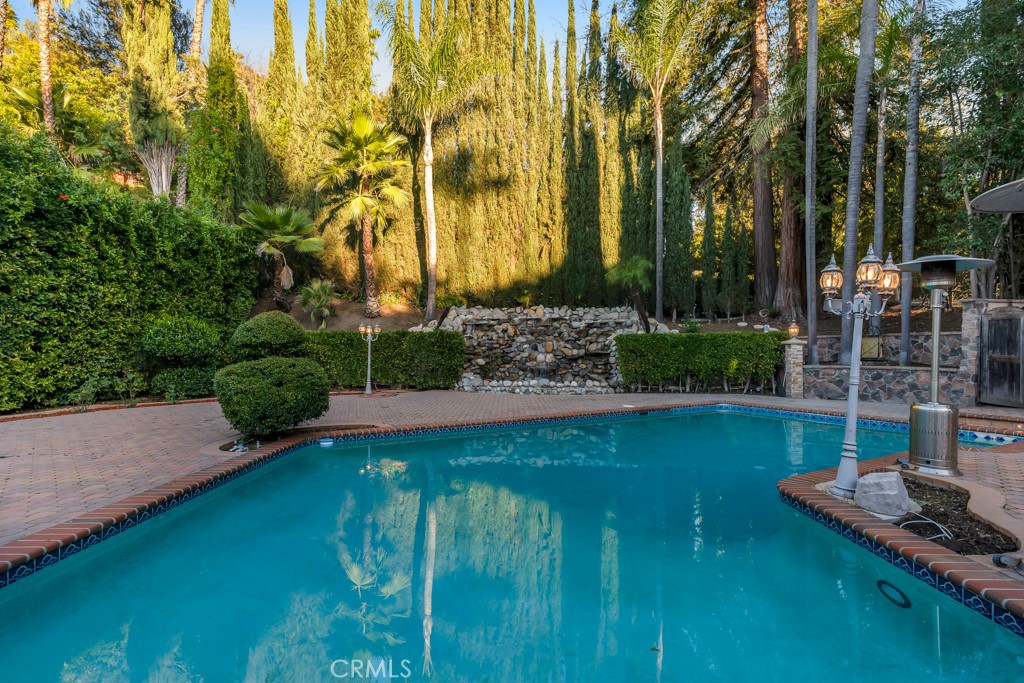 4446 Hayvenhurst Avenue