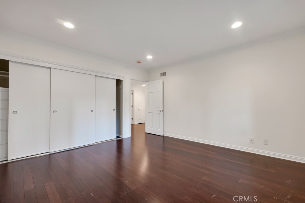 4446 Hayvenhurst Avenue