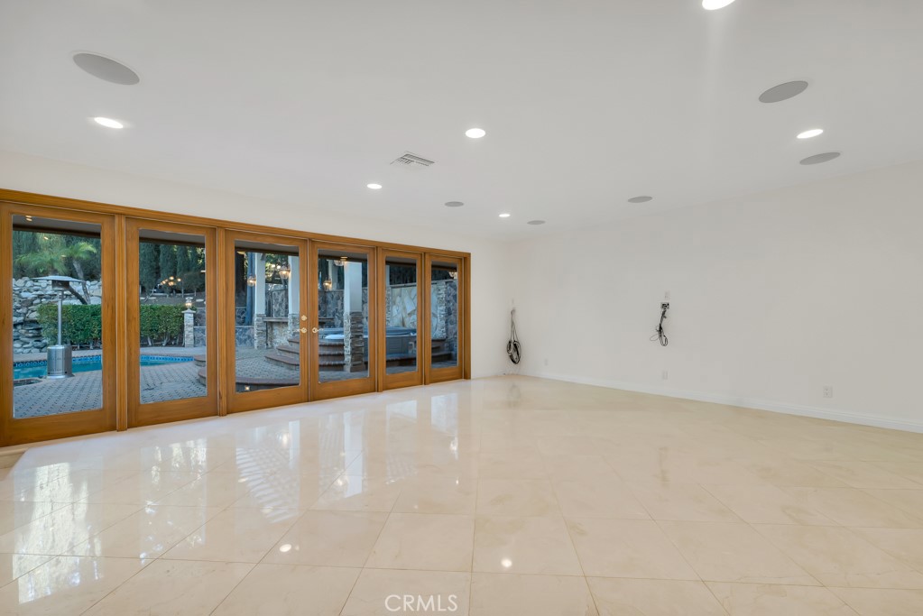 4446 Hayvenhurst Avenue