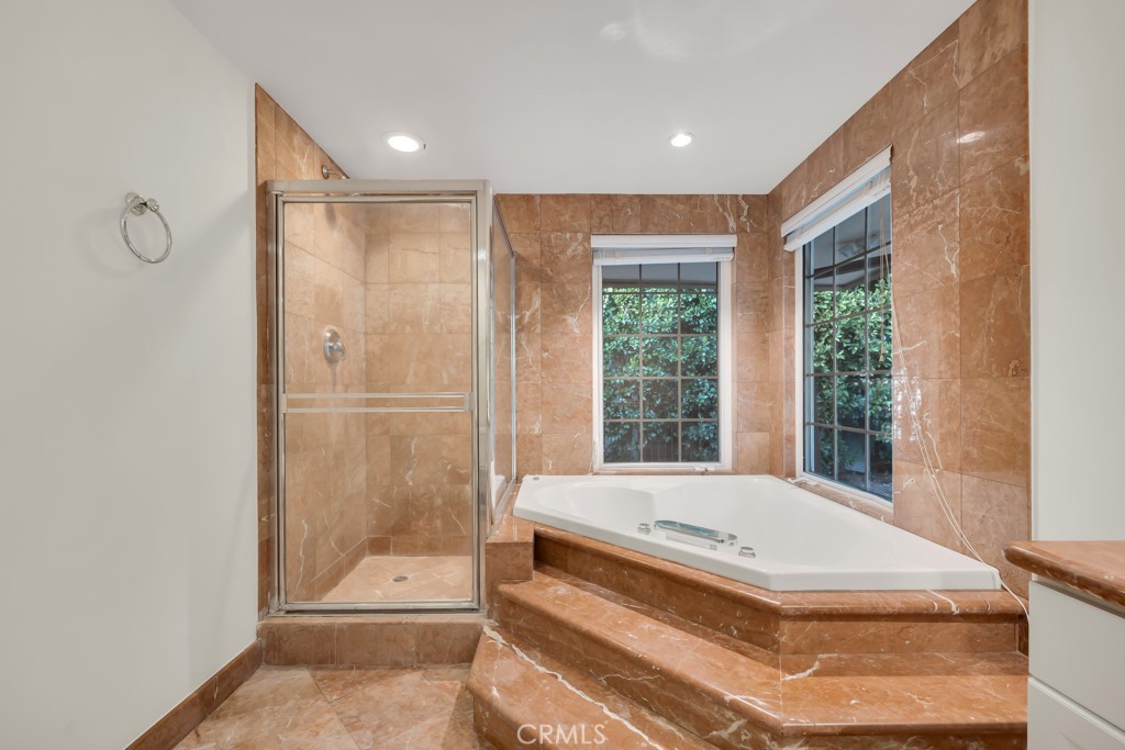 4446 Hayvenhurst Avenue