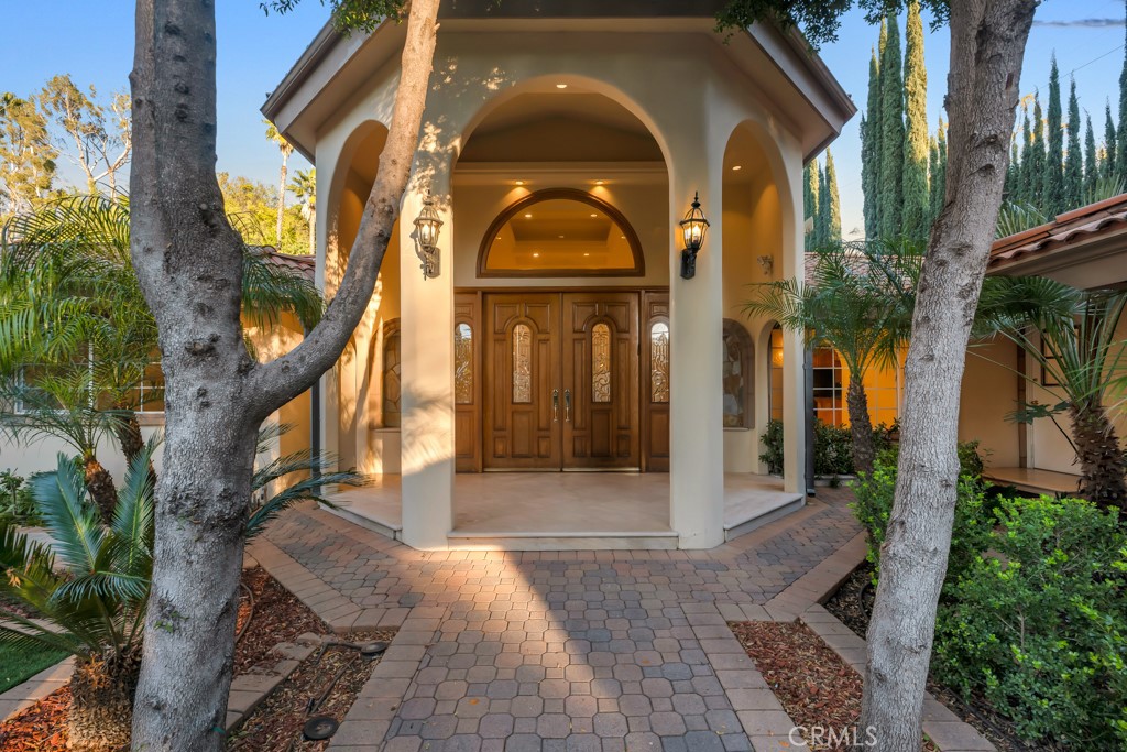 4446 Hayvenhurst Avenue