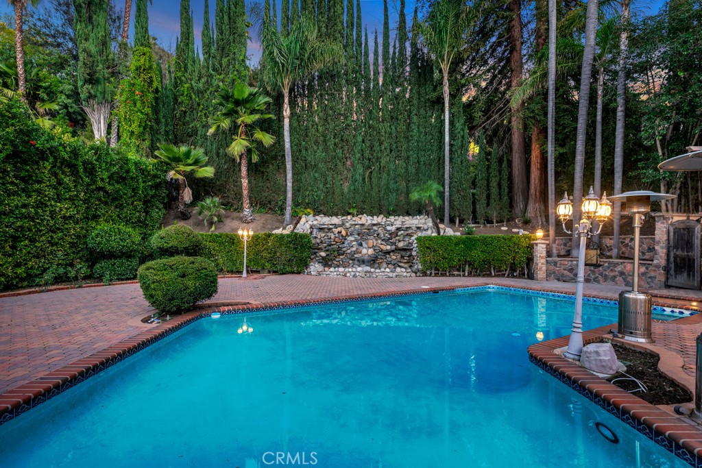 4446 Hayvenhurst Avenue