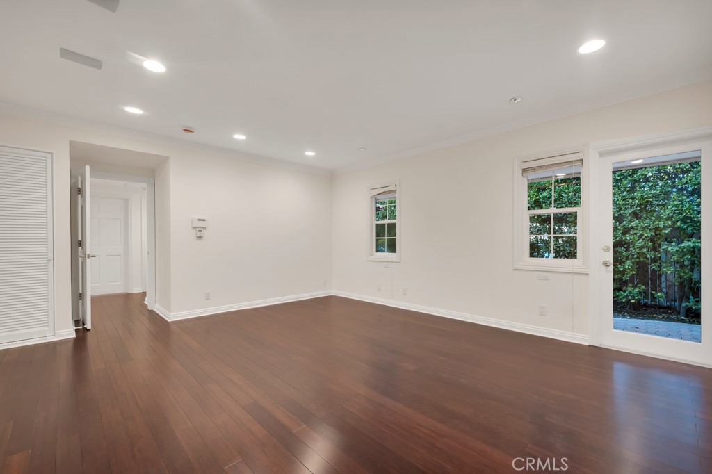 4446 Hayvenhurst Avenue