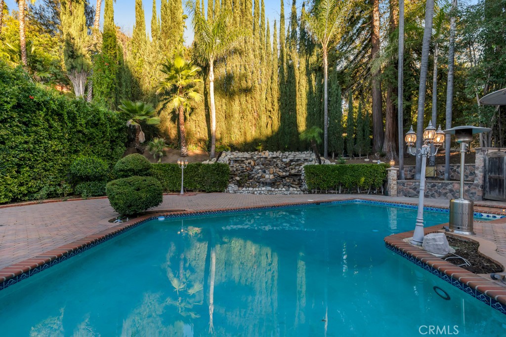 4446 Hayvenhurst Avenue