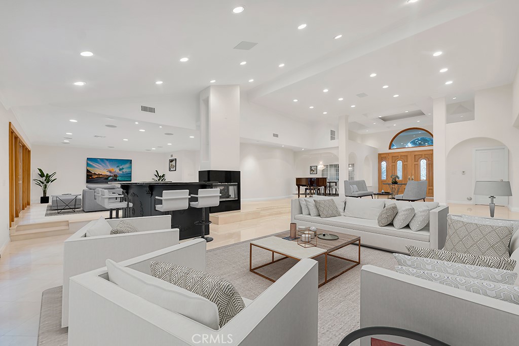 4446 Hayvenhurst Avenue