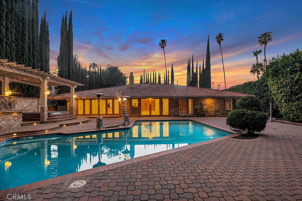 4446 Hayvenhurst Avenue