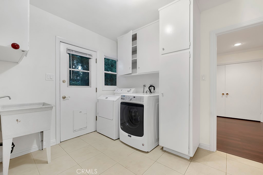 4446 Hayvenhurst Avenue