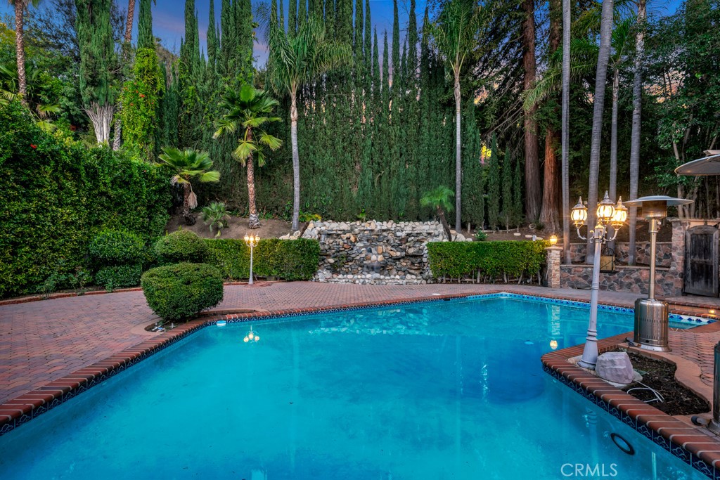 4446 Hayvenhurst Avenue